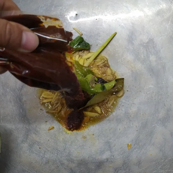 Masukkan bumbu rica-rica siap pakai