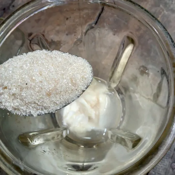 Tambahkan gula pasir dan blender hingga halus.