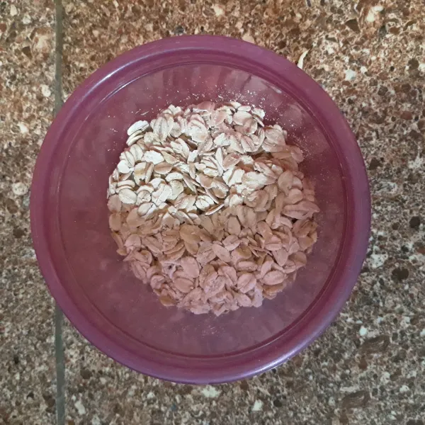 Haluskan 20 gr rolled oat dengan menggunakan food processor sampai menjadi tepung, 15 gr sisanya dibiarkan utuh untuk membuat tekstur crunchy pada cookies