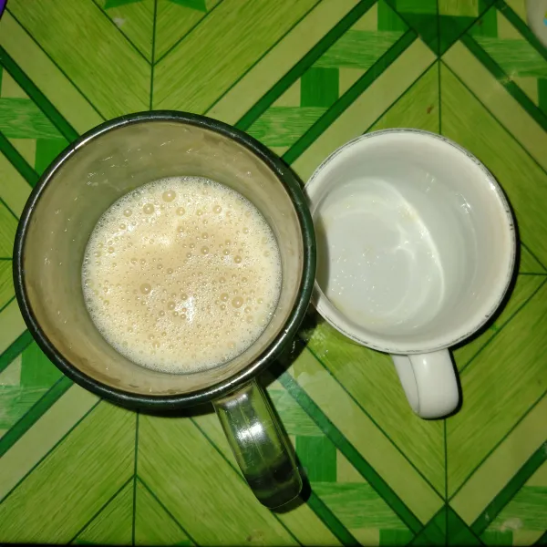 Siapkan 2 gelas tuang teh tarik secara bergantian dengan posisi agak tinggi hingga mengeluarkan busa