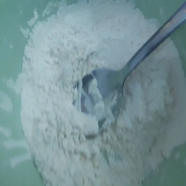 Siapkan tepung yag sudah dicampur tepung jagung dan sedikit garam, penyedap rasa dan lada bubuk