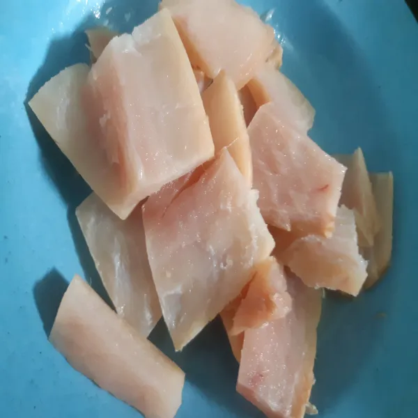 Potong/fillet ikan tuna berbentuk kotak