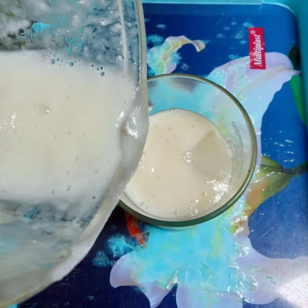 Tuang kedalam gelas dan tambahkan es batu.