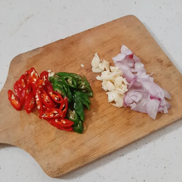 Potong bumbu bawang merah, putih, cabe merah & hijau.