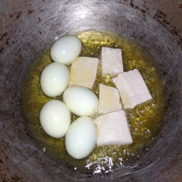 Rebus telur lalu kupas> Goreng telur dan tahu hingga berkulit, angkat dan tiriskan