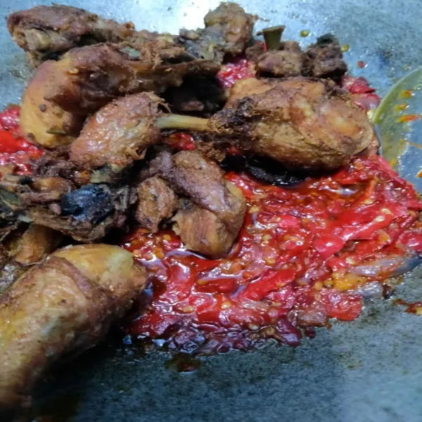 Masukkan ayam yang sudah di goreng.