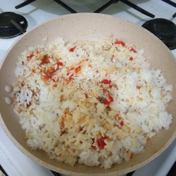 Tambahkan garam dan kaldu jamur, aduk rata masak hingga matang