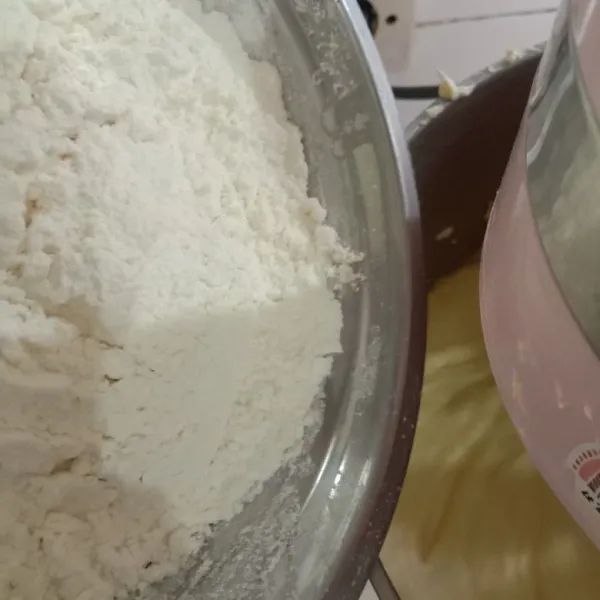 Mixer tetap kecepatan rendah. lalu masukkan bertahap terigu yang sudah diayak sebelumnya. 3 tahap. jika sudah tercampur rata. matikan mixer.