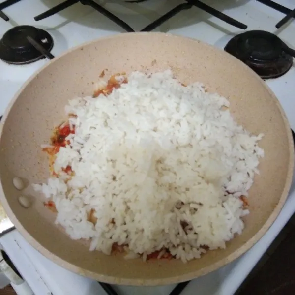 Masukan nasi, aduk rata