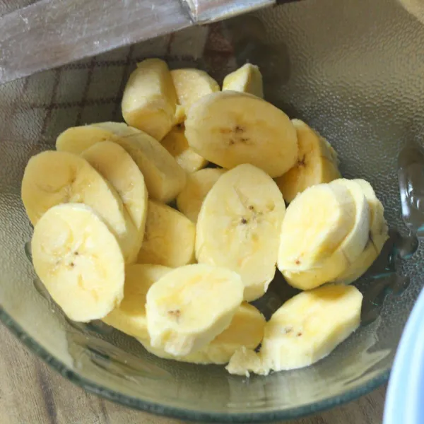 Potong pisang dengan ketebalan 1 cm