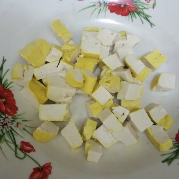 Potong dadu kecil tahu