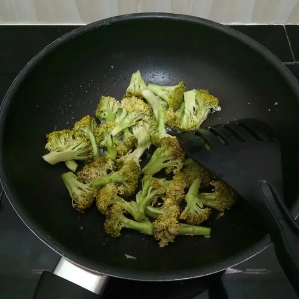 Masukkan brokoli, aduk rata