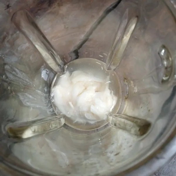 Lalu masukkan sirsak, air dan susu kental manis.