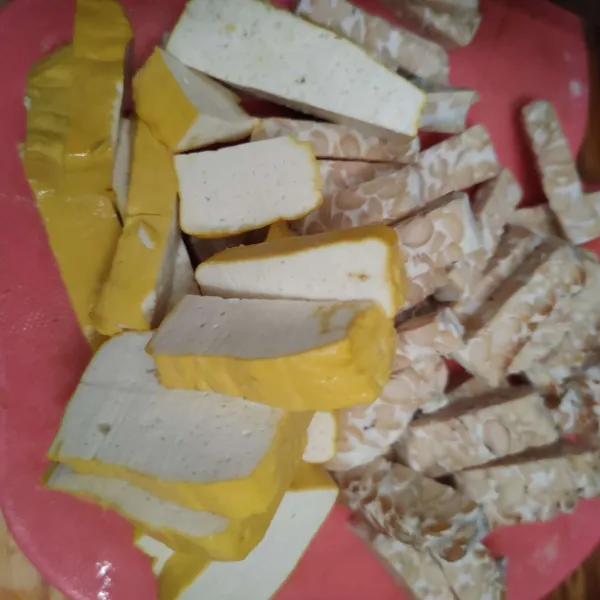 Potong memanjang tahu dan tempe
