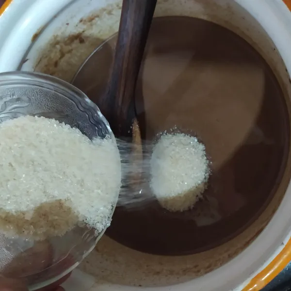 Masukkan gula pasir, aduk rata sampai gula mencair.