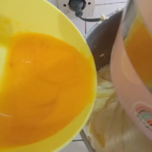 Masukkan kuning telur satu per satu, mixer hingga rata