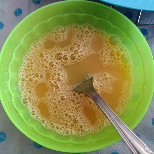 Kocok lepas telur dan bumbu.