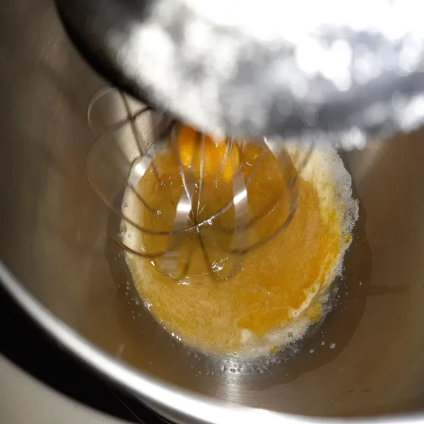 Dalam mangkok masukkan telur, vanili dan gula pasir lalu kocok