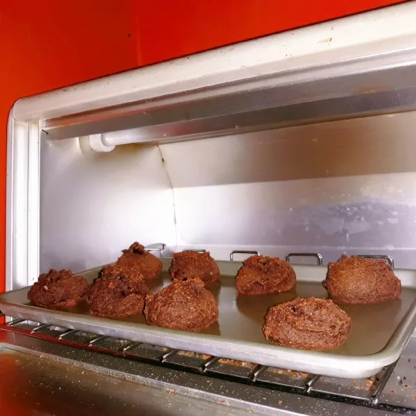 Pre heat oven 2 menit, panggang cookies selama 10 menit atau tergantung kondisi oven masing-masing