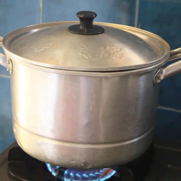 Panaskan kukusan, kukus pais dengan api sedang 30 menit hingga matang, angkat dan sajikan.