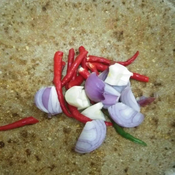 Siapkan bumbu halus, haluskan