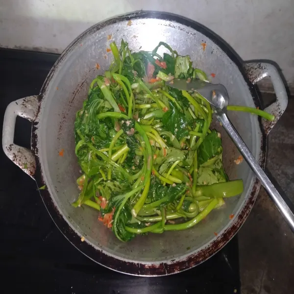 Setelah bumbu harum masukkan kangkung, aduk sampai rata