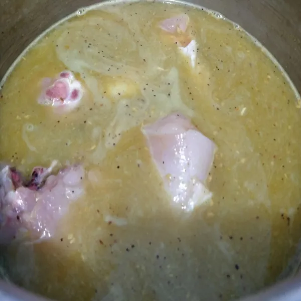 Campurkan ayam dengan bumbu ungkep, lalu tambahkan air secukupnya. Beri garam lalu aduk rata.
