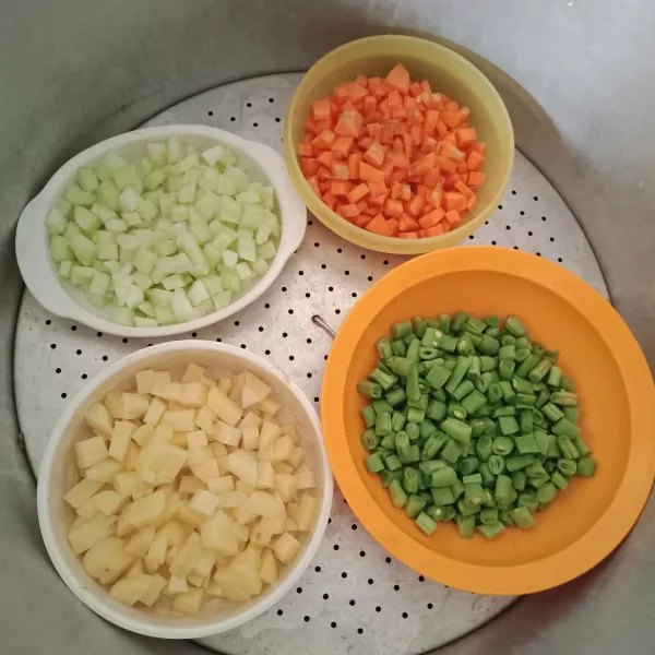 Bersihkan wortel, kentang, timun, buncis, nanas, selada. Buang biji ketimun. Lalu potong-potong semua bahan seperti dadu. Kukus sebentar, kecuali nanas.