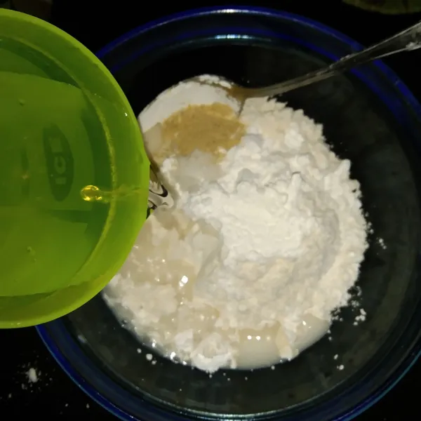 Cara membuat kulit: masukkan tepung terigu, tepung tapioka, garam, merica, kaldu bubuk, dan air. Lalu aduk sampai rata dan tidak ada yang bergerendil.