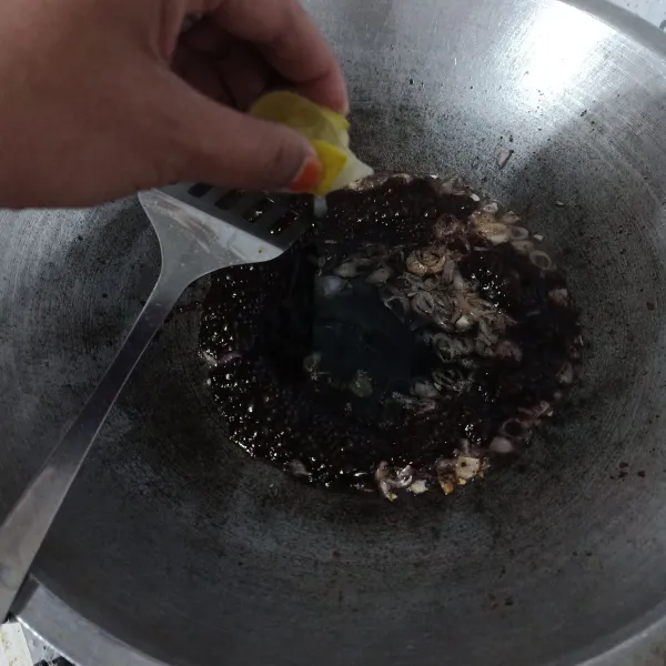 Tambahkan perasan jeruk nipis lalu aduk lagi.