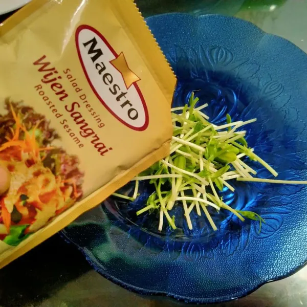 Potong-potong microgreen, kemudian campur secukupnya salad dressing. Aduk rata.