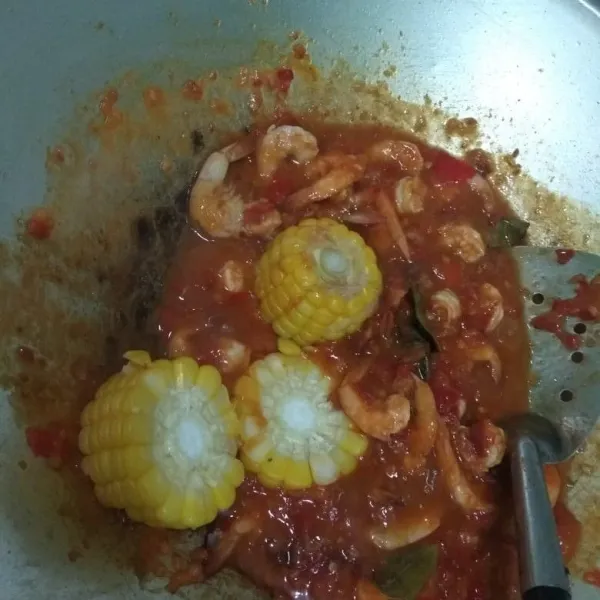 bila sudah pas, masukan jagung manis. Aduk rata dan masak sampai bumbu meresap. Matikan api dan sajikan