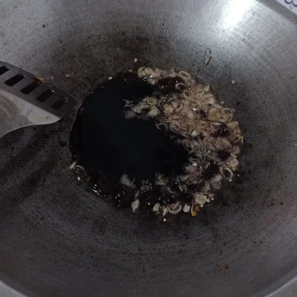 Masukkan kecap manis, aduk rata.