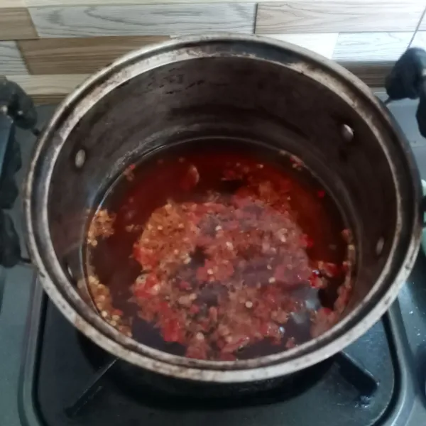 Masukan juga cabe halus dan asam Jawa. Masak sampai gula larut.