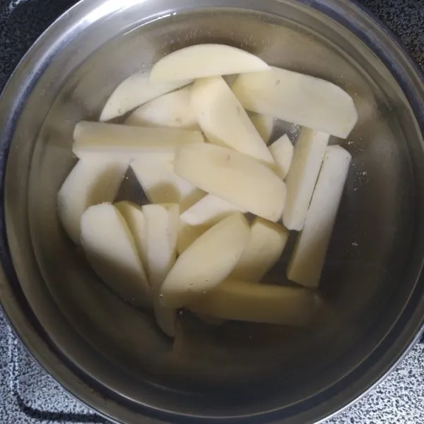 Potong kentang memanjang kemudian rebus sebentar