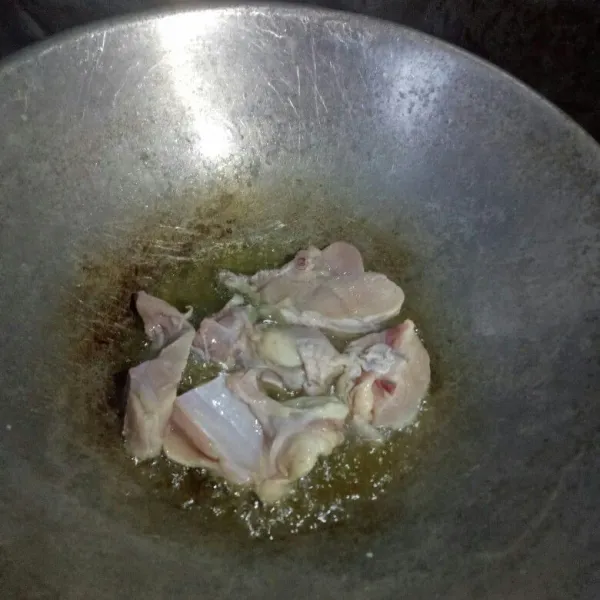 Panaskan minyak goreng, lalu goreng ayam hingga matang. Angkat dan sisihkan.