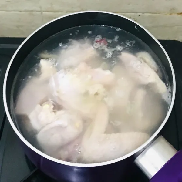 Cuci bersih ayam lalu rebus dengan 2 buah perasan air jeruk nipis dan 3,5 sdt garam, rebus kurang lebih 10-15 menit angkat lalu tiriskan