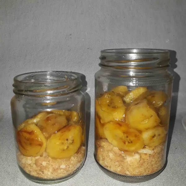 Penyajian: Masukkan biskuit marie ke dalam jar sampai 1/3 bagian. Tambahkan pisang karamel hingga 2/3 bagian jar penuh.