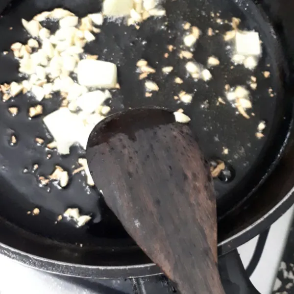 Tumis bawang putih dan sedikit bawang bombay, kemudian masukan daging ayam, aduk.