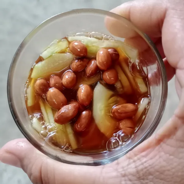Beri taburan kacang goreng. Simpan di kulkas minimal 2 jam kemudian siap dinikmati.