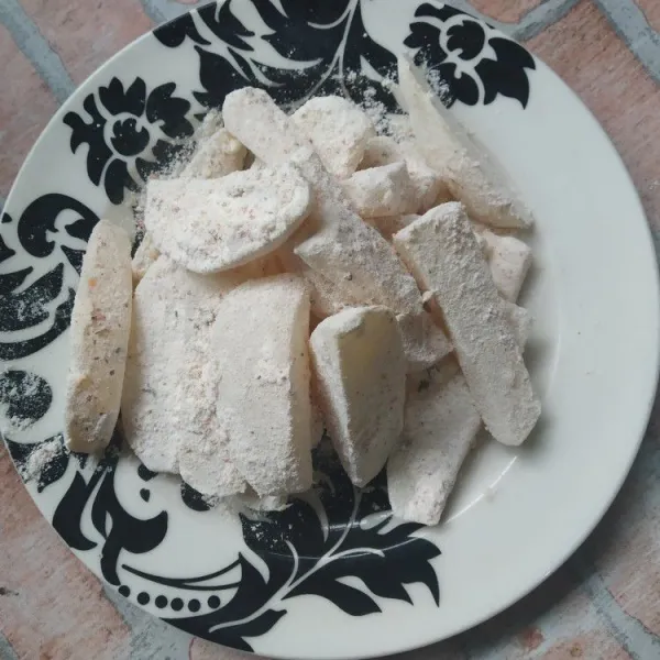 Tiriskan kentang, kemudian lumuri dengan tepung yang sudah berbumbu, simpan dalam lemari es selama 30 menit