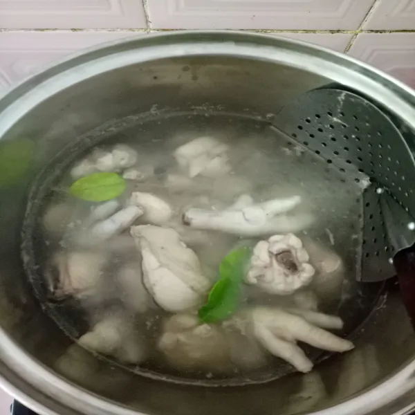 Rebus ayam di air mendidih dengan jahe dan daun jeruk sekitar 3 menit. Proses ini hanya untuk menghilangkan lemak-lemak dan kotoran di ayam.