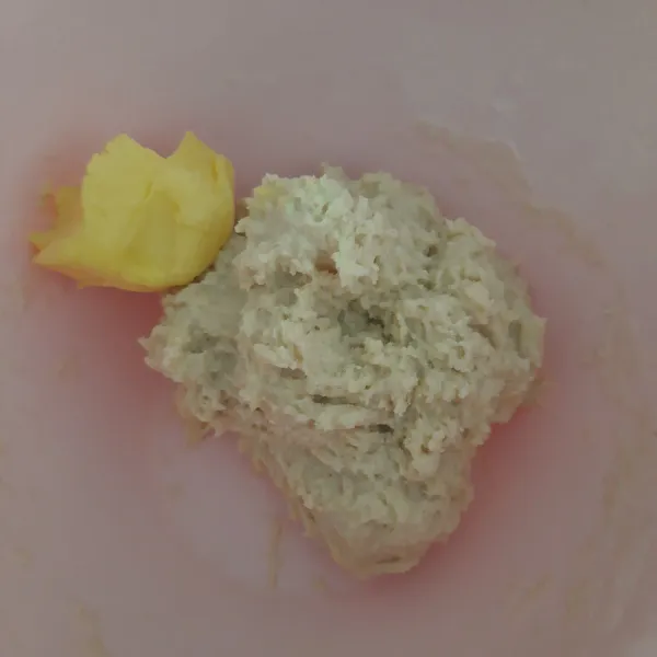 Campur smua bahan roti kecuali butter.Aduk rata.Tambahkan butter, uleni hingga kalis elastis.