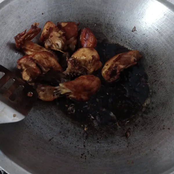 Tambahkan air lalu masukkan ayam goreng.