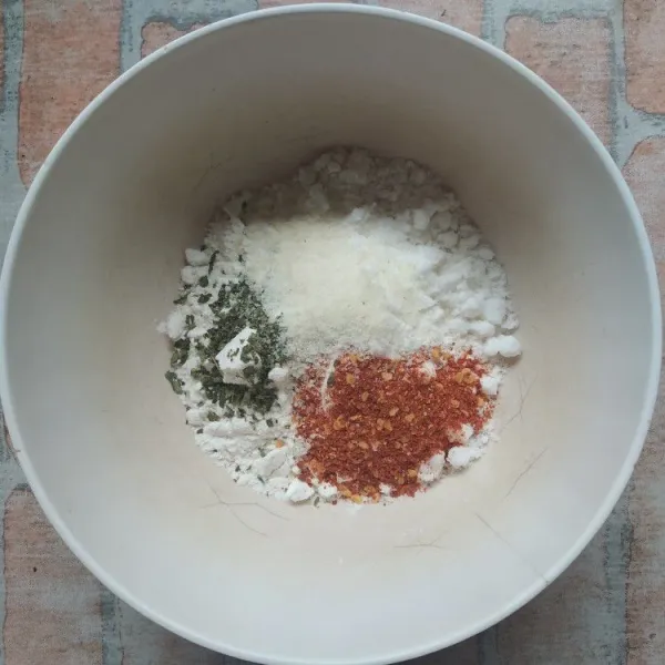 Dalam mangkok campur tepung terigu, kaldu bubuk, bawang putih bubuk, dan parsley kering, aduk hingga rata, koreksi rasa