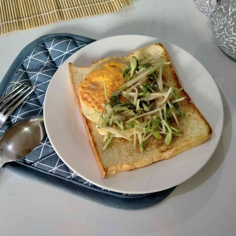 Roti Panggang Salad Microgreen