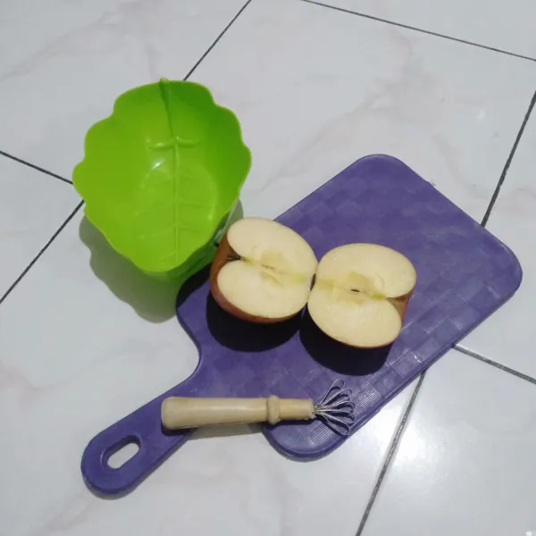 Cuci bersih apel, belah menjadi 2 lalu serut apel tanpa tercampur dengan kulitnya dan jangan lupa buang bijinya