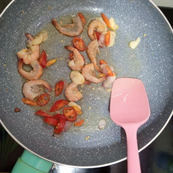 masukkan udang tumis hingga udang mulai matang.