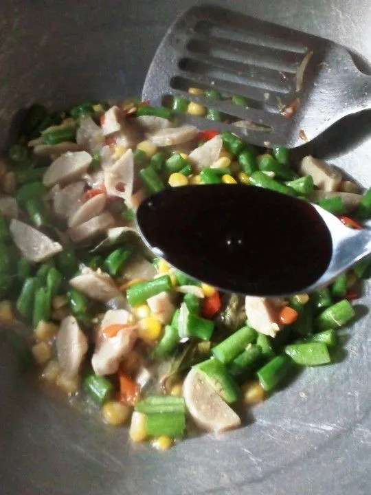 Setelah air agak menyusut, masukkan saus tiram