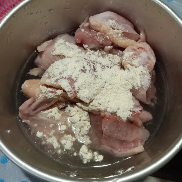 Masukkan ayam, garam, bawang putih bubuk, air, dalam panci, lalu tutup dan ungkep di atas kompor.